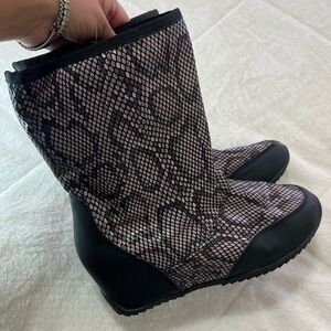 Sporto Sarah Mid Calf Python Hidden Wedge Heel Boot
Waterproof size 9.5